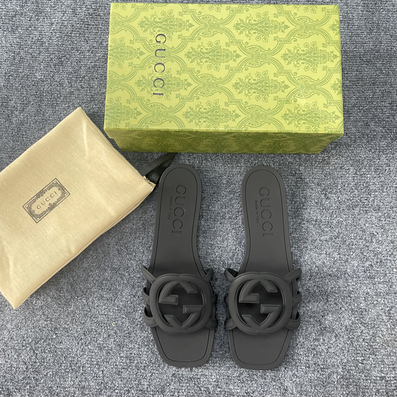 Gucci Interlocking G Flat Bottom Rubber Slipper (6) - newkick.app